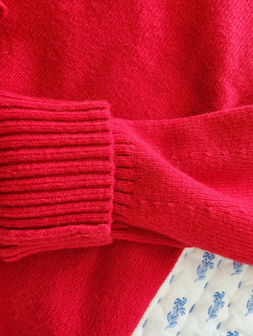 Banana Republic Women's Perfectly Soft Classic Red Crewneck Sweater Size Small - Picture 3 of 6